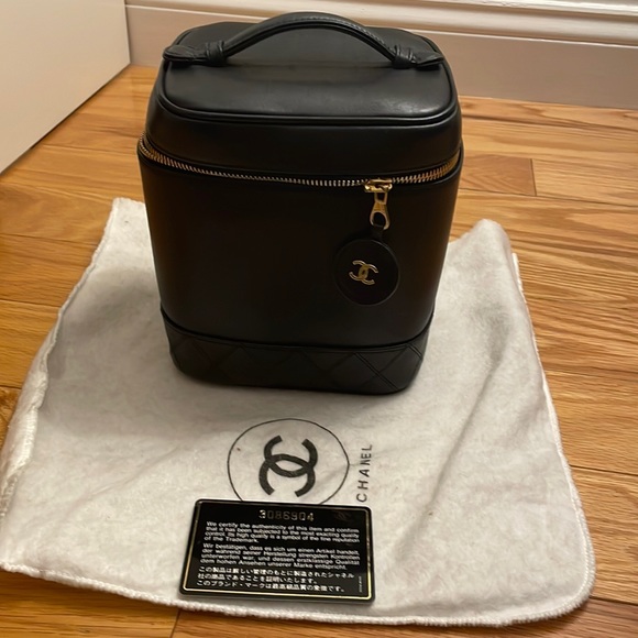 Authentic Chanel vanity case/bag in lambskin with chain - Picture 6 of 16